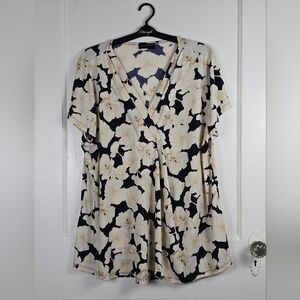 Lane Bryant Navy And White Hibiscus Print Knit Top 14/16